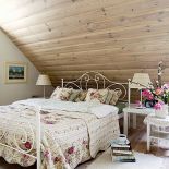 Kwiaty i serwetki. Biały domek z gankiem