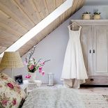 Kwiaty i serwetki. Biały domek z gankiem