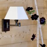 Kwiaty zawilców w oryginalnym wazonie przypominającym szklaną łodygę bambusa.