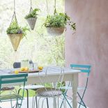 meble i kwietniki na balkon