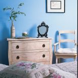 Kwintesencja prowansalskiego stylu - proste drewniane meble, pastelowe kolory i pikowane poduszki.