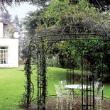 La Marie to pierwsze krzesła na świecie, które są całkowicie przezroczyste, ale mogą być też delikatnie