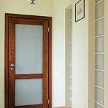 Laik powiedziałby, że to stołek, ale fachowiec od razu zauważy karło w stylu Ludwika Filipa. Tak kiedyś nazywano mebelek