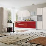 Lakierowana na błysk, z ciekawymi uchwytami chowanymi we froncie. Do wyboru 27 kolorów. STOSA CUCINE