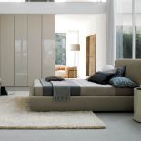 Lakierowana szafa Breccia i tapicerowane łóżko Plis firmy Sangiacomo. INTERSTYLE