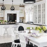 Lakierowane fronty mebli idealnie pasują do Granitu star galaxy. Hockery Ice - Calligaris.