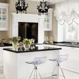 Lakierowane fronty mebli idealnie pasują do Granitu star galaxy. Hockery Ice - Calligaris.