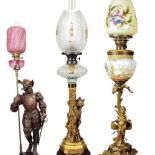 Lampa naftowa z postacią halabardnika, Niemcy, koniec XIX w., cw 7000 zł, niesprzedana, REMPEX. Lampa naftowa z figurką