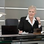 Lampa PH na biurku M - szefowej Bonda - w Quantum of Solace .