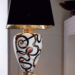 Lampa projektu Simone Granchi, majolika zdobiona płatkami złota. Cena 3 963 euro. patt mebel