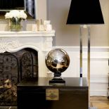 Lampa stojąca Arlington ze stali i kamienia z aksamitnym abażurem. Cena ? 2800 zł. BIBELOU