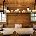 Lampa wisząca Altar - projekt Kevin Reilly. Tych świece nie kapią i nie trzeba ich wymieniać, bo się nie spalają.