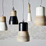 Meble i dodatki w stylu skandynawskim mają prostą konstrukcję, bez zbędnych zdobień i wykonane są z ekologicznych materiałów.