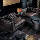 Lampa ze skórzanym abażurem i podstawą z drewna wenge kosztuje 2200 zł. PATT MEBEL, GALERIA ARTE INTERIOR