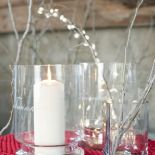 Lampiony, wianki, dekoracje w stylu shabby chic wprowadzą do wnętrza ciepły i rodzinny nastrój.