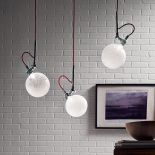 Lampy klasyczne kule na kolorowych kablach.