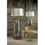 Lampy nie tylko świecą, mogą być także ozdobą. Tutaj uwagę zwraca efektowna perłowo-srebrna podstawa. Lampa