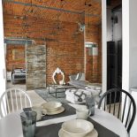 Lampy z abażurami w kształcie diamentów różnej wielkości powstały specjalnie do tego wysokiego wnętrza.