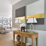 W holu typowe dla stylu Hampton klasyczne sztukaterie. Nowoczesny akcent – obrazy Ivy Białopiotorwicz. Projektantki