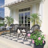 Latem cały ogród pachnie różami - najlepiej czuć je wieczorem, gdy siedzi się na tarasie.