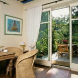 Latem dom jest całkiem otwarty na ogród.