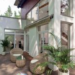 Latem, gdy wszyscy znajomi nerwowo myślą, gdzie by tu pojechać na weekend, a potem godzinami stoją w korkach, ja