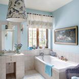 Latem, wcześnie rano, można otworzyć okno i poopalać się leżąc w wannie.