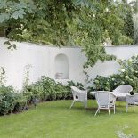 Latem życie towarzyskie przenosi się na taras i do ogrodu.