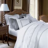 Laurier: poszwa na kołdrę kosztuje 1900 zł, poszewka na poduszkę – 330 zł. YVES DELORME