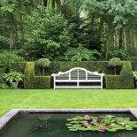 Ławeczka do odpoczynku i wygrzewania się na słońcu.