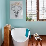 Ławeczka koziołek od studia projekt, stołek Scandinavian Living. Grafikę z jeleniem Kasia kupiła przez Internet