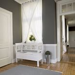 Ławeczka kupiona na belgijskim brocante i pomalowana na biało, zeby wyglądała bardziej elegancko.