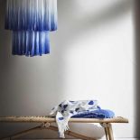 Leciutkie rattanowe fotele i ławki, kosze uplecione z morskich traw, lniana pościel w kolorze indygo,