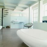 Łazienka Fluid firmy Disegno Ceramica. Nowością jest jedyna na świecie wanna z ceramiki. Kosztuje ok. 105 0 zł. CORAM