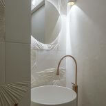 łazienka w kolorach piasku i morza