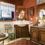 Łazienka jak salon- drewniane meble i piękne dodatki.