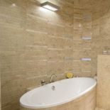 Łazienka kojarzy mi się z japońskim pawilonem z papierowymi ścianami- śmieje się Robert Charkiewicz. Dzięki