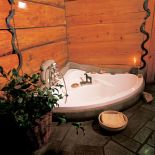 Łazienka o ścianach z grubych bali sosnowych jest niezwykle przytulna i ciepła. Gdy leży się w wannie, słychać, jak