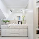 Łazienka obok sypialni z armaturą Zuchcetti.