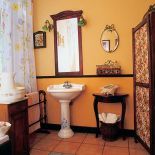 Łazienka ozdobiona motywami roślinnymi.