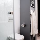 Łazienka podobnie jak całość mieszkania jest minimalistyczna i utrzymana w chłodnej tonacji.