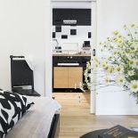 Łazienka przy sypialni gospodarzy utrzymana w czerni i bieli.