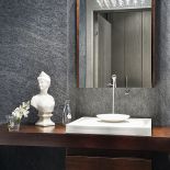 Łazienka urządzona przez dwóch Filipów: Starcka (armatura) i Pleina (meble).