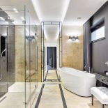 Łazienka to przestronny pokój kąpielowy urządzony w stylu art deco. Na podłodze mozaika Pure Black 15, Dunin.