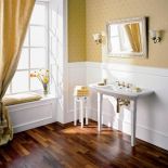 Łazienka w angielskim stylu z tapetą i drewnem. Aranżacja KERAMAG