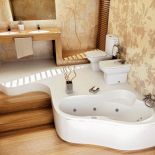 Łazienka w kolorach drewna. Wanna Leda (dostępna też z hydromasażem) kosztuje 1194 zł netto. POOLSPA