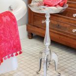 Łazienka w stylu retro: wanna na lwich nóżkach Sanimeksu baterie - Armatura Krakowska chromowany stolik-taca z Almi Decor.