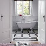 Łazienka wyłożona marmurem. Willa wśród hortensji