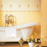 Łazienka wyłożona płytkami Delfia. Żółte kafle w cenie 57 zł/m2, kremowe płytki w listki (30 x 45 cm) -