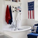 Łazienka z czerwono- granatowymi detalami.